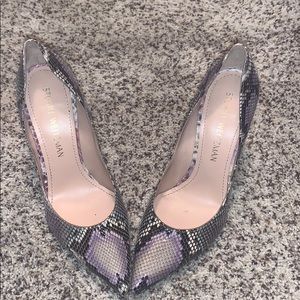 STUART WEITZMAN SNAKESKIN POINTED TOE PUMP